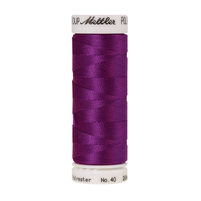 Amann Mettler Poly Sheen Purple Passion glänzt durch den trilobalen Fadenquerschnitt besonders schön. Zum Sticken, Quilten, Nähen. 200m Spule