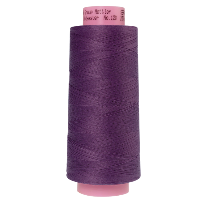Amann Mettler Seracor in der Farbe Orchid auf der 2500m Kone. Seracor ist der Allesnäher unter den Overlock-Garnen!